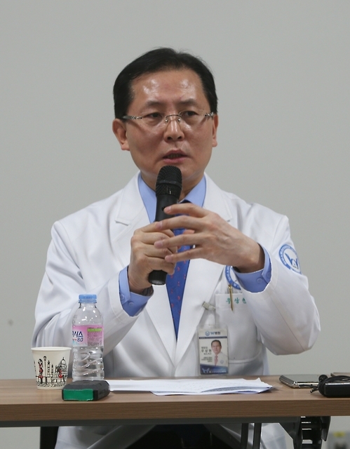 '국내 첫 팔 이식' 집도의 우상현 W병원장