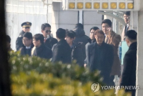 청와대 압수수색에 나선 특검팀 관계자들이 3일 오후 청와대 연풍문 앞에 대기한 차량에 오르고 있다. 특검은 5시간에 걸친 대치 끝에 일단 철수하고 향후 재시도를 포함한 대응 방안을 검토하기로 했다.