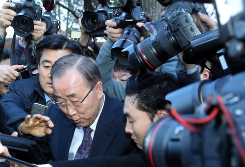 카메라 숲 속의 반기문