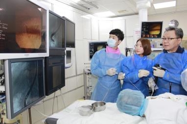 담도 내시경 시술 분야 대가로 통하는 문종호(사진 오른쪽) 순천향대 부천병원 교수