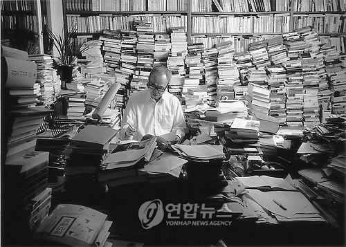'만인보' 집필하는 고은 시인.