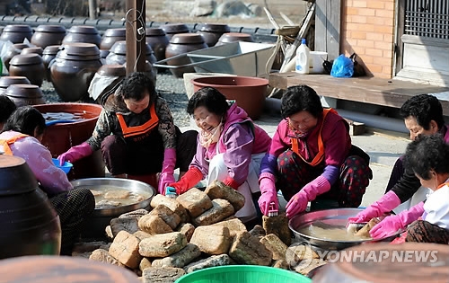 장 담그는 전남 강진 주민.