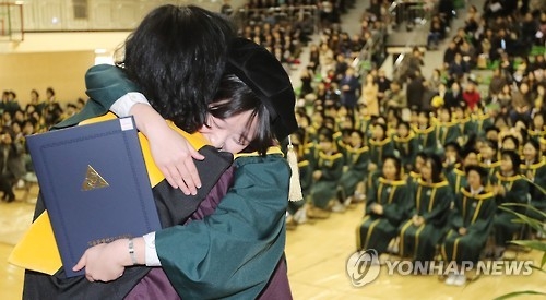 (서울=연합뉴스) 김도훈 기자 = 2일 오전 서울 관악구 문영여고에서 열린 졸업식에서 졸업생이 담임선생님과 포옹을 하고 있다. 2017.2.2