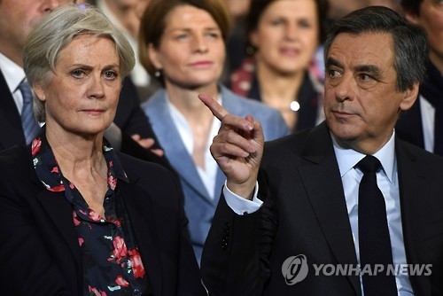 프랑스 공화당 대선후보인 프랑수아 피용(오른쪽)과 아내 페넬로프