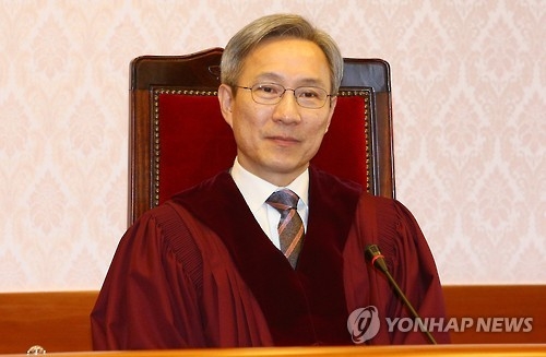 강일원 헌법재판관(서울 사진공동취재단=연합뉴스) 박근혜 대통령 탄핵심판 사건 재판관인 강일원 헌법재판관이 30일 오후 서울 종로구 헌법재판소 소심판정에서 열린 제3회 준비절차기일에서 청구인과 피청구인의 출석여부를 확인하고 있다 2016.12.30photo@yna.co.kr(끝)