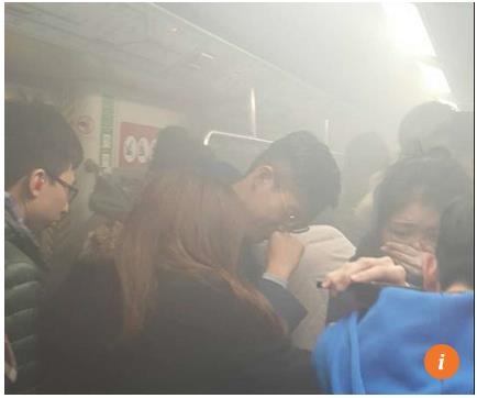 연기가 가득찬 홍콩 지하철 객차 내 승객들