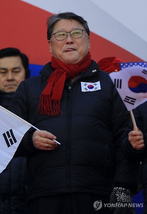 태극기 휘감고 거리나온 與친박…애국가 부르며 "졸속탄핵 기각"(종합) - 1