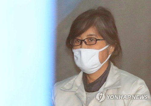 법정 향하는 최순실의 눈빛(서울=연합뉴스) 임헌정 기자 = 국정농단 사태의 주범인 '비선실세' 최순실 씨가 13일 오전 서울 서초구 서울중앙지법에서 열린 속행공판에 출석하기 위해 호송차에서 내려 법정으로 향하고 있다. 2017.2.13kane@yna.co.kr(끝)