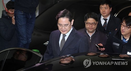 특검 나온 이재용 심야회의 후 귀가…삼성 '긴장 또 긴장' - 1