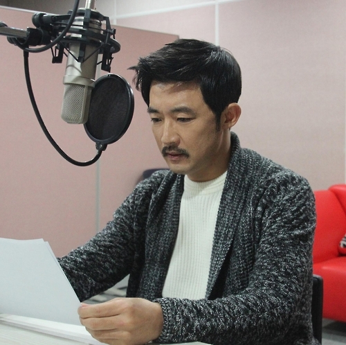 한국어 영상의 내레이션을 녹음중인 배우 안재욱