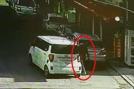 (의정부=연합뉴스) 경기 의정부경찰서는 여성이 운전하는 차량만 노린 보험사기범을 구속했다고 14일 밝혔다. 사진은 피의자가 범행을 위해 차량에 접근하는 장면.2017.2.14