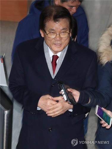 증인 출석하는 정동구 전 이사장(서울=연합뉴스) 정하종 기자 = 정동구 전 K스포츠재단 초대 이사장이 국정농단 사태의 주범인 '비선실세' 최순실 씨와 안종범 전 청와대 경제수석에 대한 속행공판에 증인으로 출석하기 위해 14일 서초구 서울중앙지법에 들어서고 있다. 2017.2.14chc@yna.co.kr(끝)