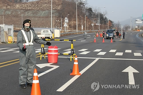 구제역 방역현장에 투입된 군 장병.