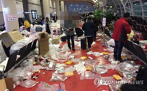 중국인 관광객 버린 쓰레기로 제주공항 '아수라장'