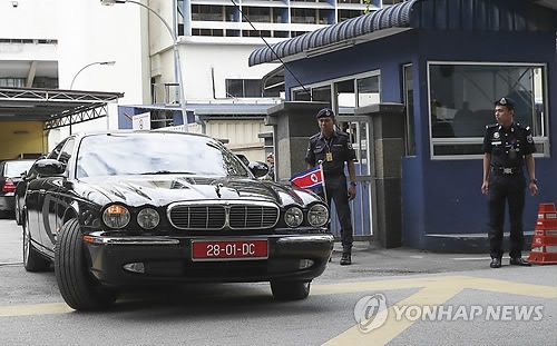 김정남 부검 병원 떠나는 北대사 차량