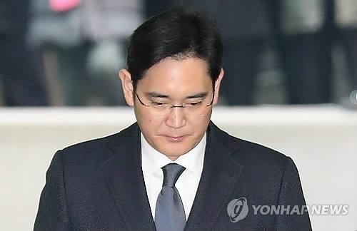운명의 실질심사 앞두고 먼저 특검으로(서울=연합뉴스) 김현태 기자 = 뇌물공여 등 혐의를 받는 이재용 삼성전자 부회장이 두 번째 구속영장 심사를 앞둔 16일 오전 서울 대치동 특별검사 사무실에 도착하고 있다. 2017.2.16mtkht@yna.co.kr (끝)