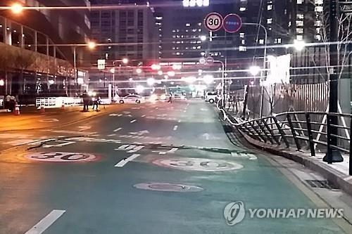 일산 땅꺼짐 사고로 휜 도로변 펜스