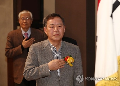 국민의례하는 조갑제-김평우 (서울=연합뉴스) 이재희 기자 = 조갑제 조갑제닷컴 대표(왼쪽)와 김평우 변호사가 13일 오후 서울 중구 프레스센터에서 열린 김 변호사의 저서 '탄핵을 탄핵한다' 출간 기념회에서 국민의례를 하고 있다. 김 변호사는 인터넷사이트 조갑제닷컴에 쓴 글을 모아 책을 출간했다. 2017.2.13 scape@yna.co.kr