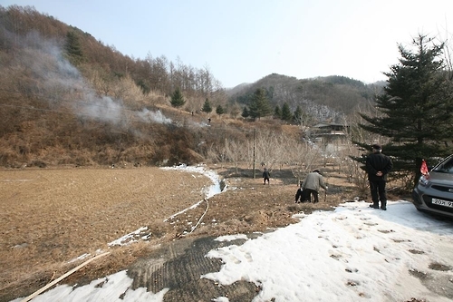 지난 15일 경기도 가평군 북면의 한 야산에서 화재가 발생해 750㎡를 태웠다.