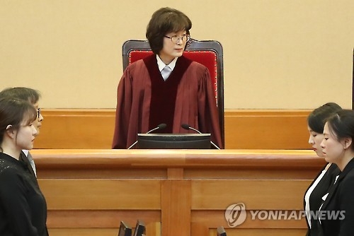 참석자 바라보는 헌재소장 권한대행