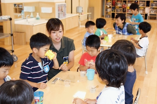 어린이집 오후 간식 먹는 어린이들