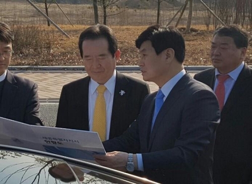 국회 이전 예정지 방문한 정세균 국회의장(왼쪽)과 이춘희 세종시장(오른쪽)