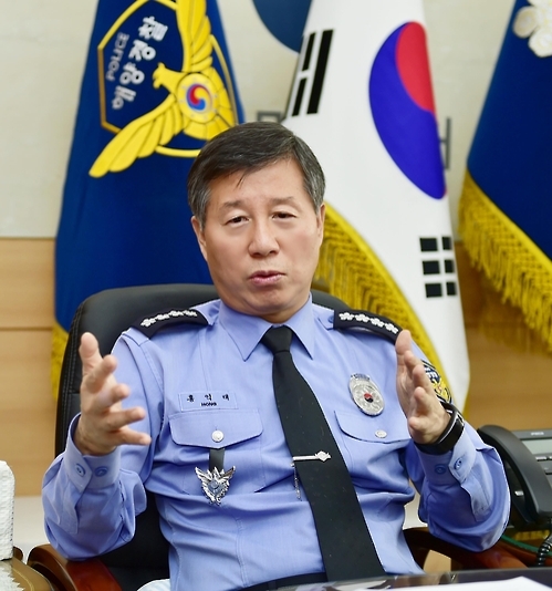 인터뷰하는 홍익태 국민안전처 해양경비안전본부장