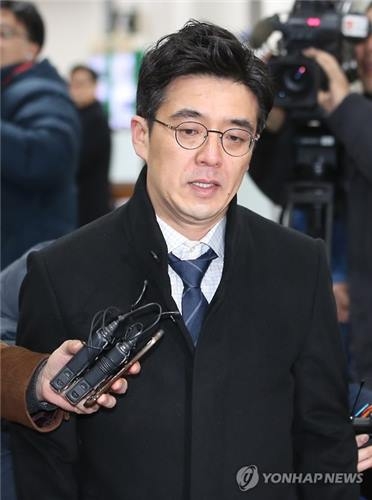 증인출석하는 안종범 전 수석의 보좌관(서울=연합뉴스) 임헌정 기자 = 안종범 전 청와대 정책조정수석의 보좌관인 김건훈 전 청와대 비서관이 20일 오전 서울 서초구 서울중앙지법에서 열린 안 전 수석의 속행공판에 증인으로 출석하고 있다. 2017.2.20kane@yna.co.kr