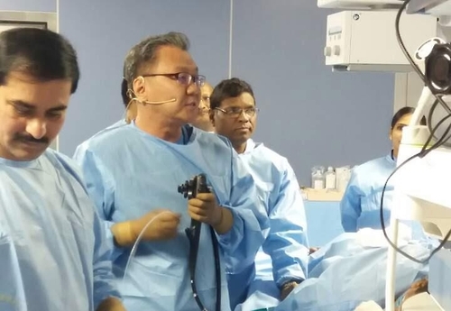 '제1회 세계 소화기 내시경 심포지엄'서 담도 시술 시연하는 문종호 교수
