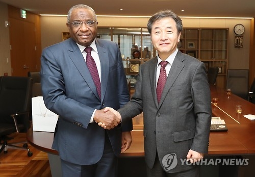 주한 수단대사 맞이하는 박노황 사장