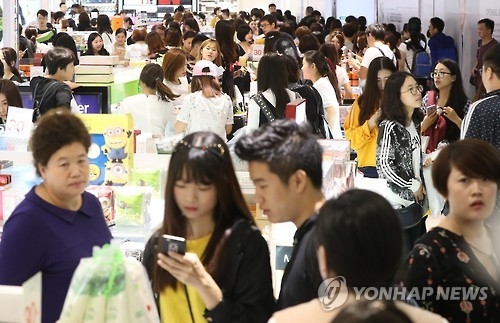 유커(중국인 관광객)으로 붐비는 서울시내 면세점