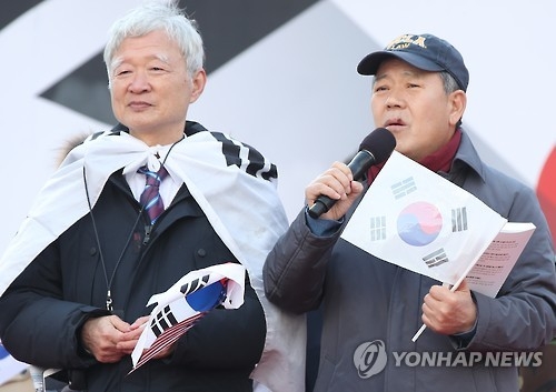 발언하는 대통령 측 법률대리인 변호사들(서울=연합뉴스) 김도훈 기자 = 18일 오후 서울 광장 인근에서 열린 제13차 탄핵기각 총궐기 국민대회에서 대통령 측 법률대리인인 김평우 변호사(오른쪽)가 발언하고 있다. 왼쪽은 서석구 변호사. 2017.2.18superdoo82@yna.co.kr(끝)