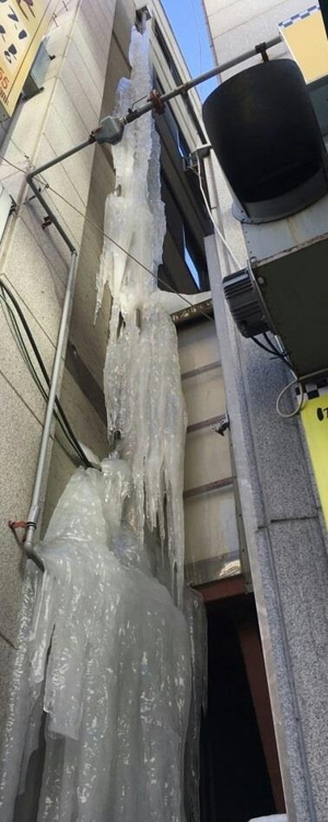 3층 높이 고드름