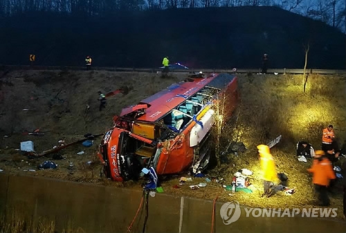 대학신입생 OT버스 5m아래 추락…1명 사망·44명 중경상(종합2보) - 1