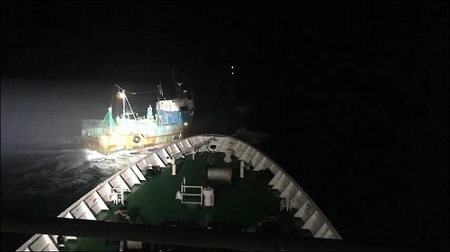 해경 3015함 검문검색 불응하는 불법조업 중국어선
