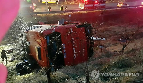 "좌우로 쿵, 쾅…2바퀴반 굴러" 추락버스 아찔했던 순간(종합) - 2