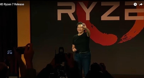 라이젠 7을 발표하는 리사 쉬 AMD 최고경영자 (유튜브)