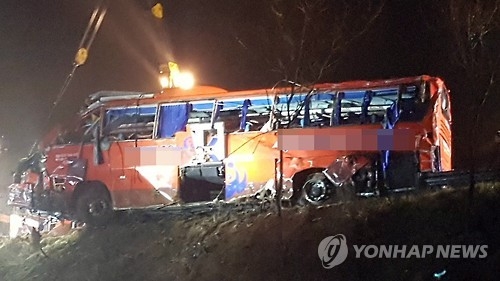 운전자도 목격자도 CCTV도 없어…OT버스 추락원인 '안갯속' - 1