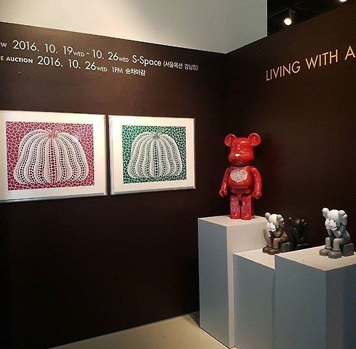온라인 경매에 나온 야오이 쿠사마 그림(왼쪽)과 베어브릭