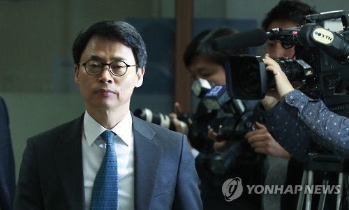 특검 대변인 이규철 특검보가 수사 기간 종료 시한을 하루 앞둔 27일 서울 강남구 대치동 특별검사 사무실에서 브리핑을 하기 위해 입장하고 있다.