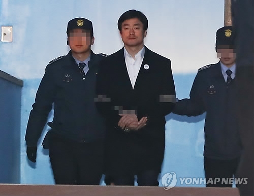 청와대 '비선진료' 의혹과 관련, 의료법 위반 등의 혐의를 받는 이영선 청와대 행정관이 27일 오후 서울 서초구 서울중앙지법에서 영장실질심사(구속 전 피의자심문)를 마친 뒤 호송차에 오르고 있다.