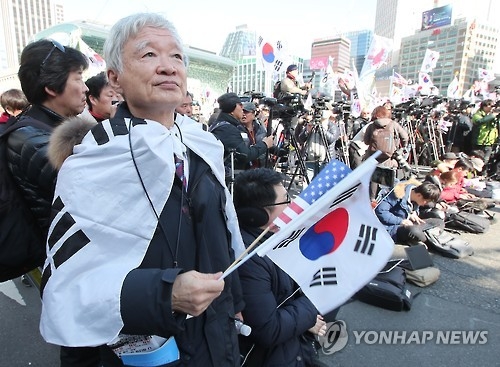 서석구 '태극기 두르고 흔들고'(서울=연합뉴스) 김도훈 기자 = 18일 오후 서울 광장 인근에서 열린 제13차 탄핵기각 총궐기 국민대회에서 대통령 측 법률대리인인 서석구 변호사가 태극기를 몸에 두르고 손에 든 태극기를 흔들고 있다. 2017.2.18superdoo82@yna.co.kr(끝)