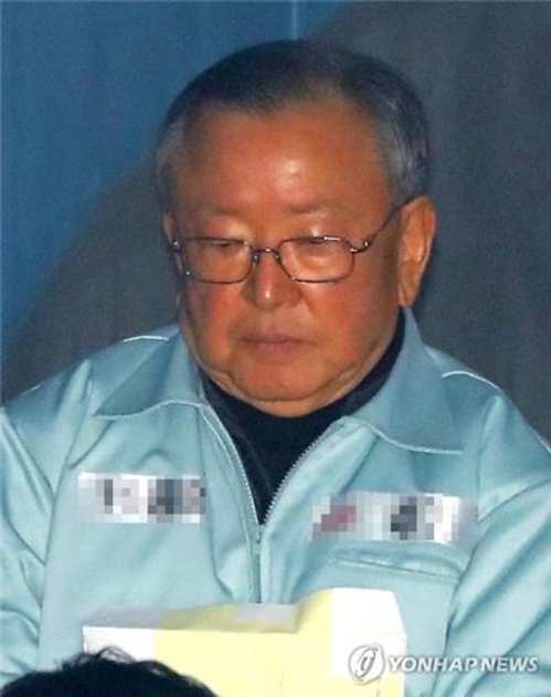 공판 출석한 강만수(서울=연합뉴스) 황광모 기자 = 남상태 전 대우조선해양 사장의 비리를 눈감아주는 대가로 지인이 운영한 업체에 투자하도록 종용한 혐의 등으로 구속기소 된 강만수 전 산업은행장이 28일 오전 재판에 출석하기 위해 서울 서초동 서울중앙지법에 도착하고 있다. 2017.2.28hkmpooh@yna.co.kr(끝)