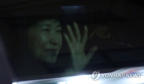 웃으며 사저 도착한 박 前대통령…지지자들 늦게까지 '탄핵무효'(종합) - 2