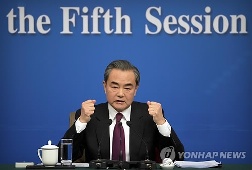 기자회견 중 주먹 불끈 쥔 中왕이 외교부장