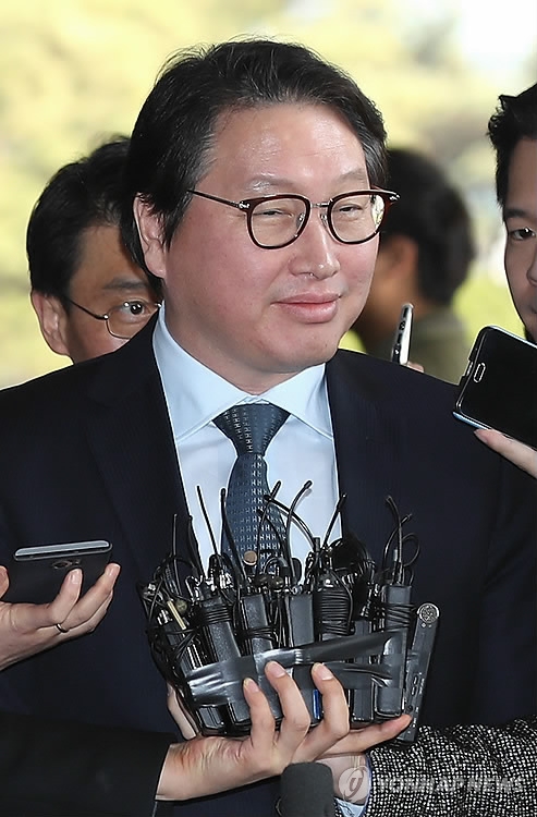검찰 들어서는 최태원 회장 (서울=연합뉴스) 이상학 기자 = 최태원 SK그룹 회장이 18일 오후 검찰 조사를 받기 위해 서울 서초동 서울중앙지검에 들어서고 있다. 검찰은 21일로 예정된 박 전 대통령 소환조사를 앞두고 청와대 측과 SK 측의 부당 거래 의혹을 집중 조사할 것으로 알려졌다. 2017.3.18leesh@yna.co.kr(끝)