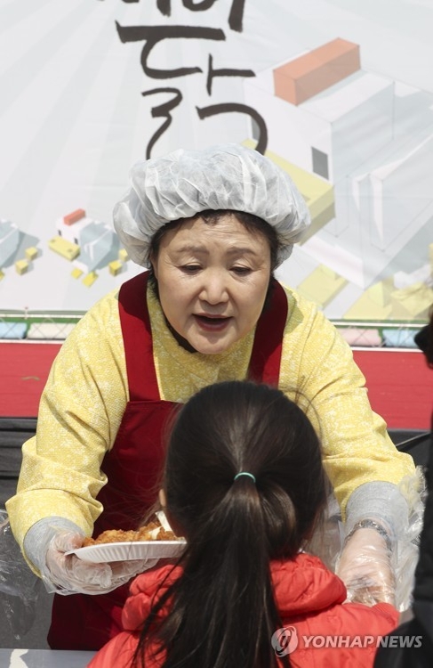 문재인 前대표 부인 김정숙씨, 청주서 '워킹맘' 애로사항 청취 - 2