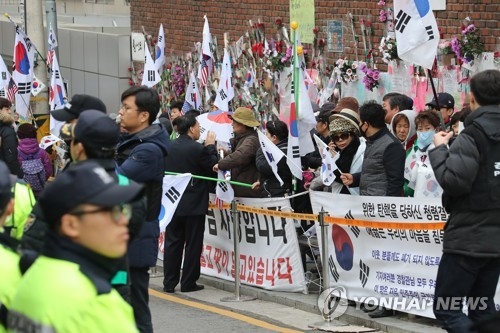 박前대통령 자택 앞 지지자들, 취재진 폭행으로 잇달아 연행 - 1