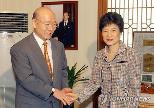 2004년 박근혜 당시 한나라당 대표가 전두환 전 대통령을 만났을 때 모습. [연합뉴스 자료사진]