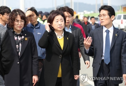 목포신항 찾은 정의당 심상정 대표(가운데)